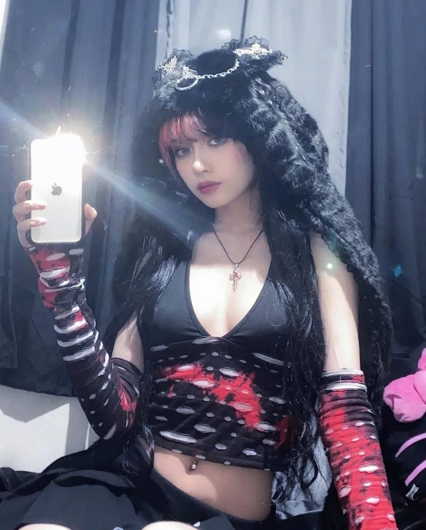 ALTERBABE Blood Distressed Top And Gloves Set