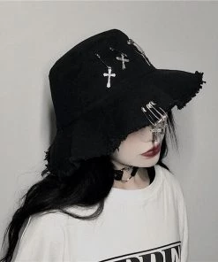 ALTERBABE ACCESSORIES Crossed Safety Pin Bucket Hat